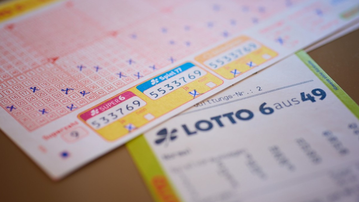 Der 16. WestLotto-Millionär des Jahres steht fest: Ohne Superzahl wurde ein Lottospieler aus dem Raum Essen am Mittwoch (25. August) zum zweifachen Millionär. Seine Ausbeute für „Sechs Richtige“ liegt bei rund 2,5 Millionen Euro.
