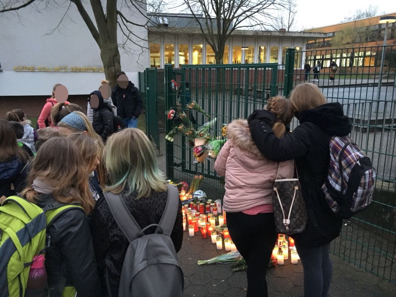 Die geschockten Schüler gedenken mit Kerzen und Blumen ihres verstorbenen Mitschülers.