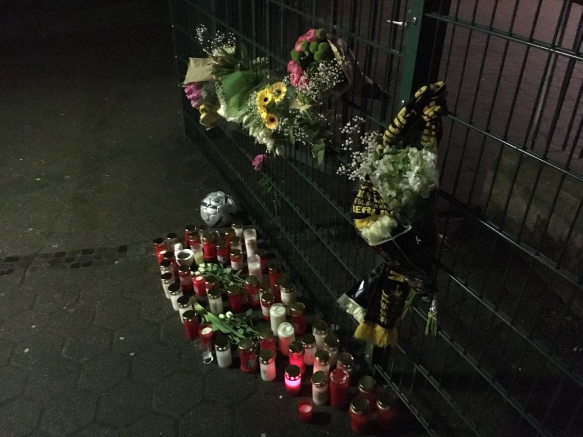 Blumen, Kerzen und ein BVB-Schal am Zaun der Käthe-Kollwitz-Gesamtschule in Lünen., Schülerinnen legen am Mittwoch Blumen und Kerzen nieder.,