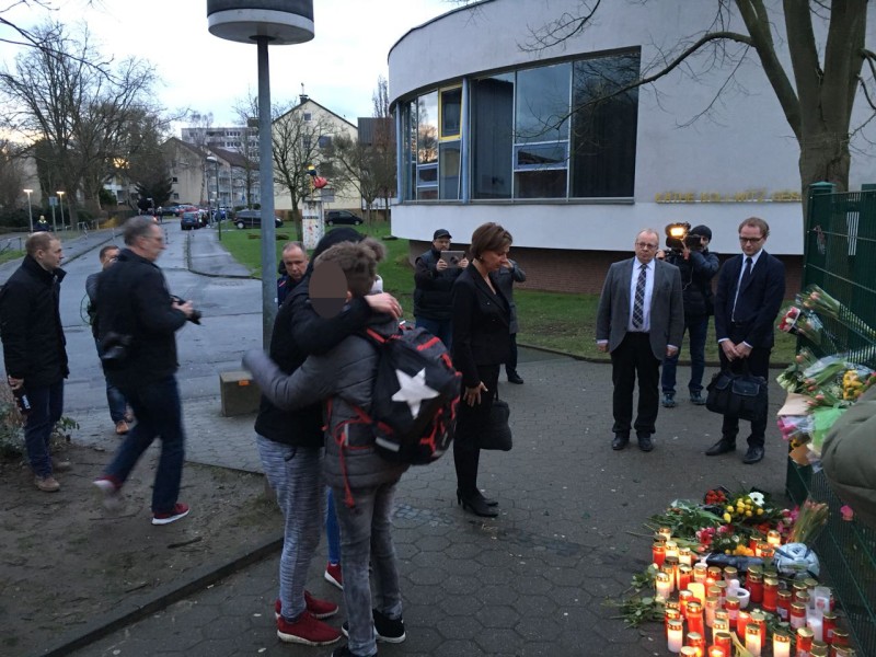 Auch NRW-Schulministerin Yvonne Gebauer (FDP) (Mitte) besucht die Schule.