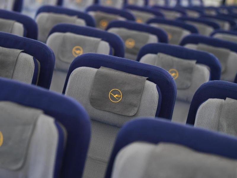 Lufthansa-Kunden, die sich für den "Economy Light"-Tarif entschieden haben, können den Sitzplatz nicht mehr auswählen - es sei denn, sie zahlen 25 Euro extra.