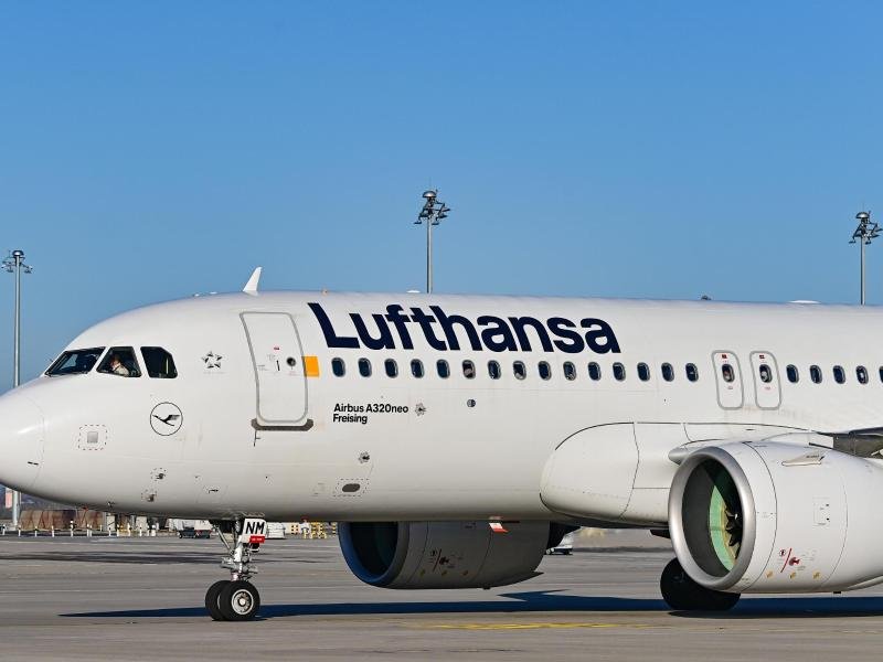 Lufthansa und ihre Tochter Eurowings bieten im Ferienmonat Juli weniger Flüge an als bisher geplant. Grund ist ein großer Personalmangel.