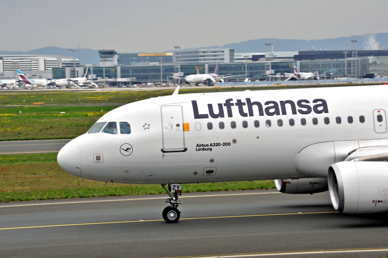 Die Lufthansa bittet ihre Kunden bald noch mehr zur Kasse. (Symbolbild)