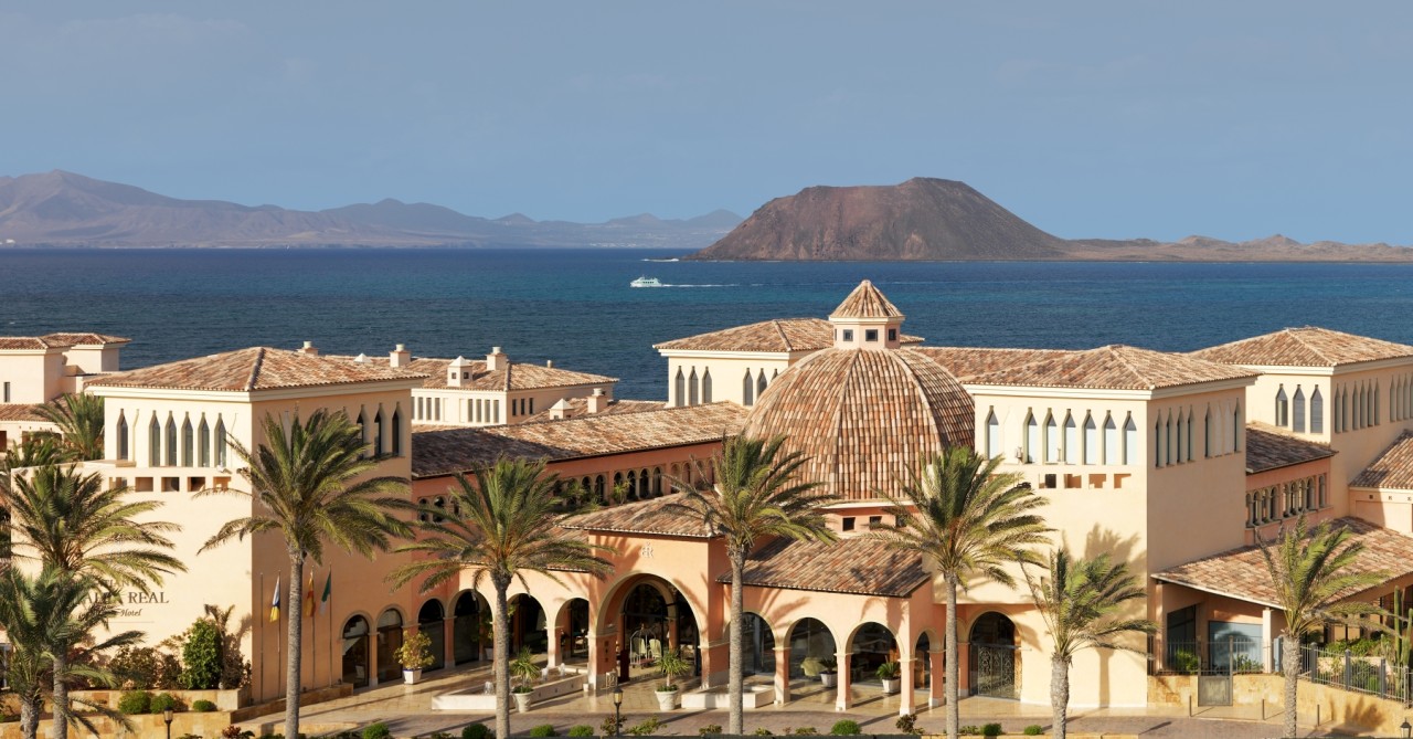 Das 5-Sterne-Deluxe Gran Hotel Bahía Real bietet luxuriös-modernes Ambiente mit orientalischem Touch.
