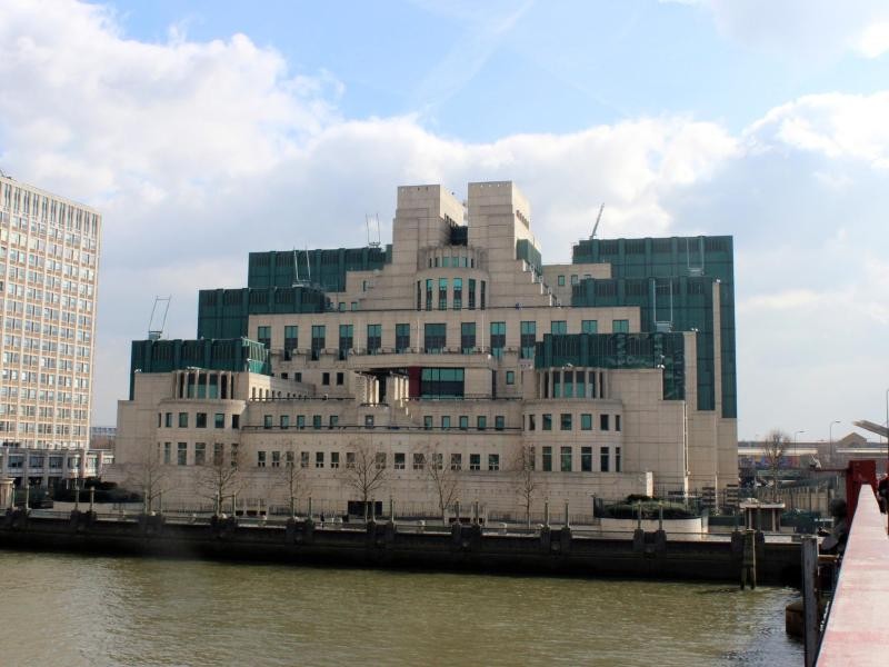 Im jüngsten Bond-Film Spectre wurde es zerstört: das MI6-Gebäude am Südufer der Themse, Hauptquartier des britischen Geheimdienstes.
