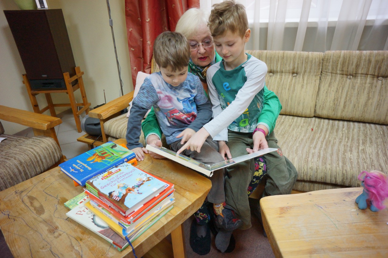 Dagmar Mäsing-Steiner mit ihren Enkeln auf Zeit in Jekaterinburg.