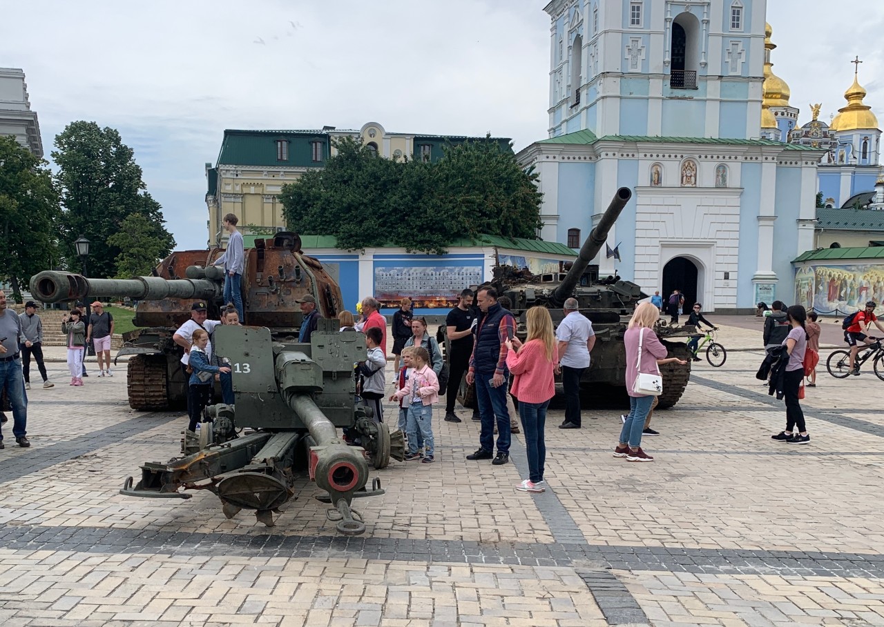 Kinder klettern auf kaputtem russischem Kriegsgerät rum.