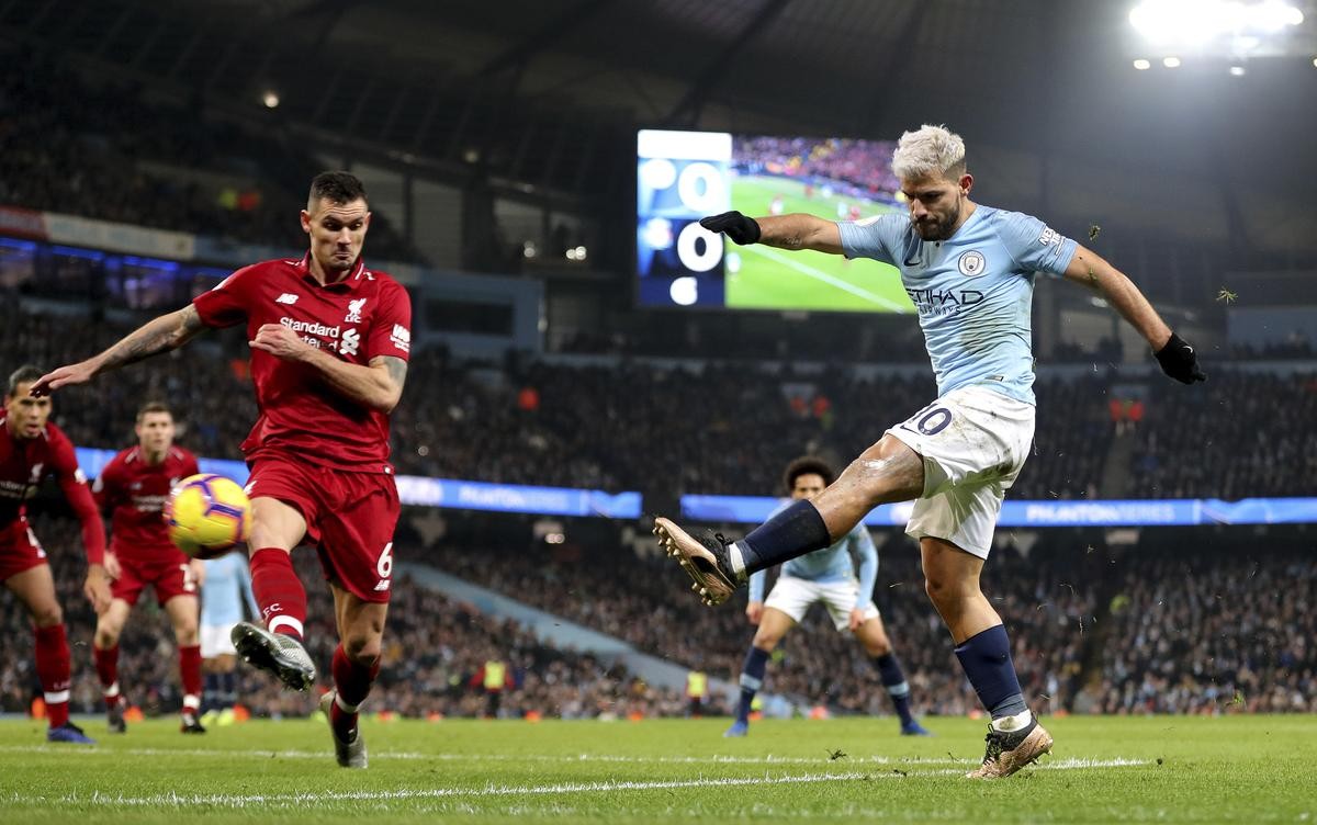 Agüero donnert das Leder zum 1:0 für Manchester City gegen Tabellenführer Liverpool in die Maschen.