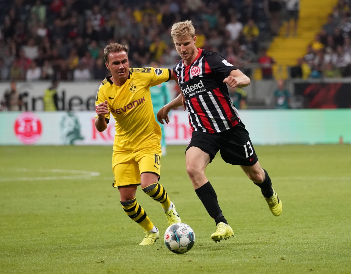 Mario Götze (l.) und Martin Hinteregger (r.) hier 2019 im Duell. Sind beide bald bei der Eintracht Teamkollegen?