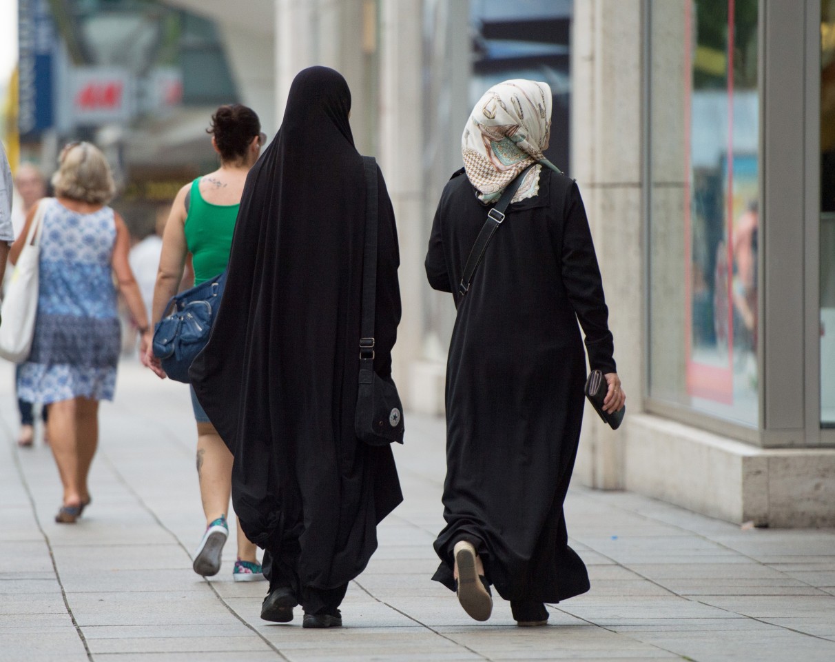 Wegen eines Kopftuchs wurden Frauen in NRW zunächst an der Wahl gehindert. (Symbolbild)