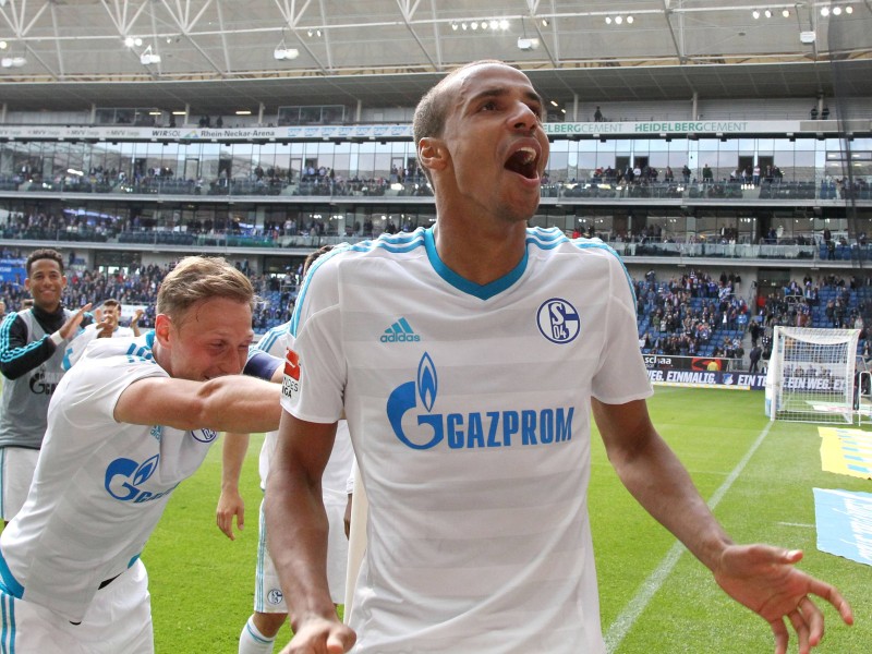 Der Abschied von Joel Matip:
16 Jahre trug Joel Matip das königsblaue Trikot. Bei seinem Profidebüt erzielte er 2009 den Ausgleich zum 1:1 beim FC Bayern München – als A-Jugend-Spieler. 257 Spiele später suchte das Schalker Eigengewächs eine neue Herausforderung. Ein Wechsel innerhalb der Bundesliga kam für den torgefährlichen Verteidiger nicht in Frage. Auch wenn die Schalker den kamerunischen Nationalspieler gerne gehalten hätten - einen Wechsel zum ruhmreichen FC Liverpool  kann Matip keiner verdenken.