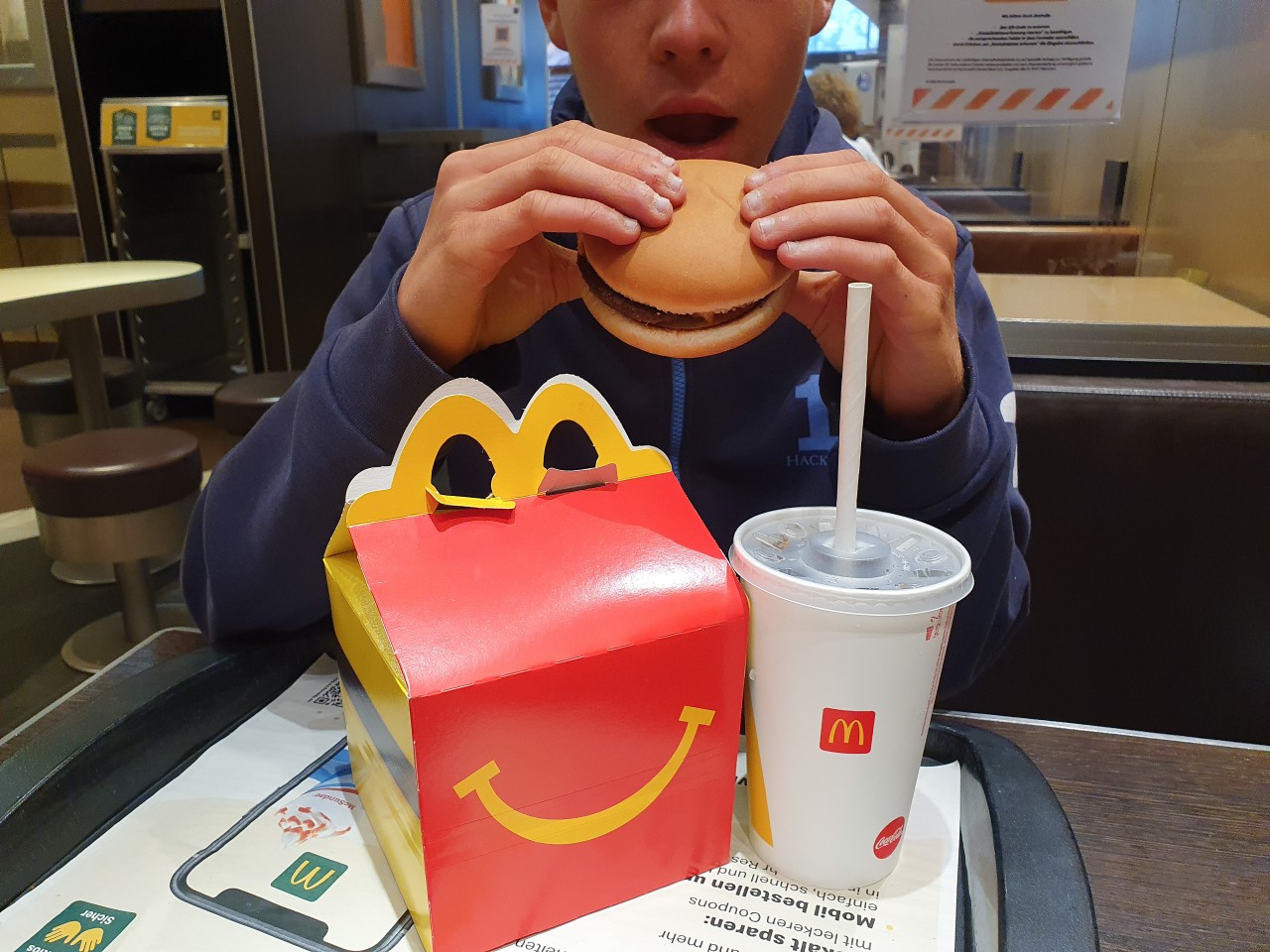 Mc Donald's in NRW: Ein Mann musste nach einem Besuch bei der Fast-Food-Kette vor Gericht. (Symbolbild)