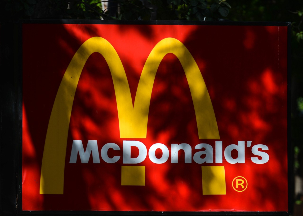 McDonald's in NRW: Ein Mann schwebt nach einer Attacke in Lebensgefahr. (Symbolbild)