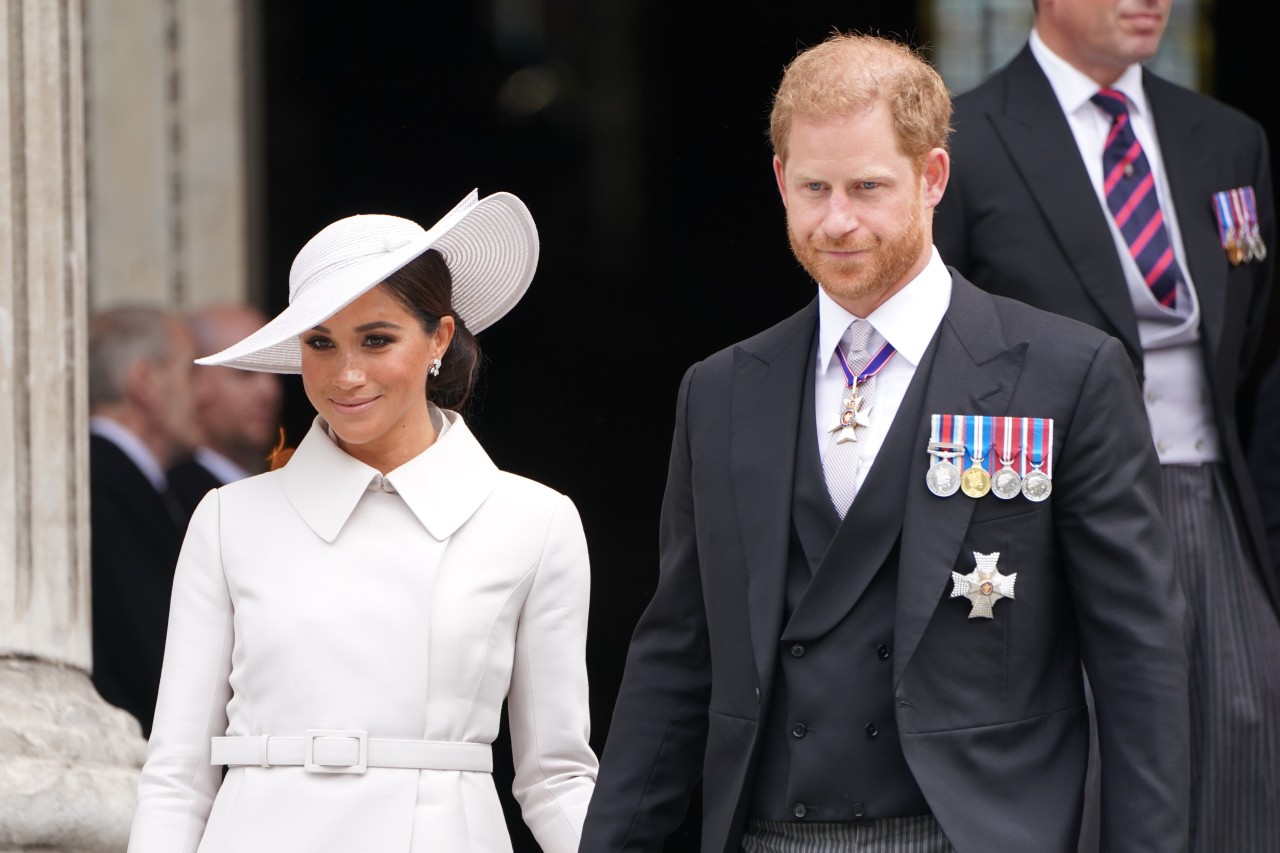 Meghan Markle und Prinz Harry, hier bei ihrem England-Besuch Anfang Juni 2022, rufen jetzt wieder alte Erinnerungen wach.