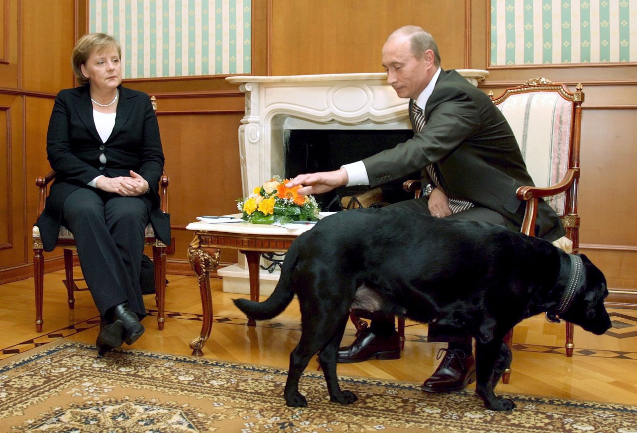21. Januar 2007: Russlands Präsident Wladimir Putin schickt Hund Koney weg bei der Begrüßung von Bundeskanzlerin Merkel.