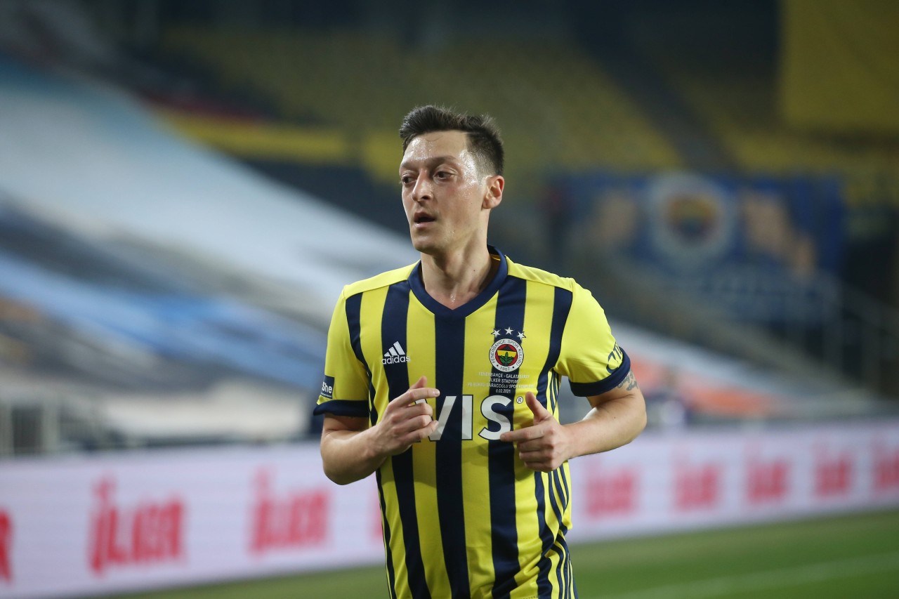 Ex-S04-Star Mesut Özil kickt für Fenerbahce.