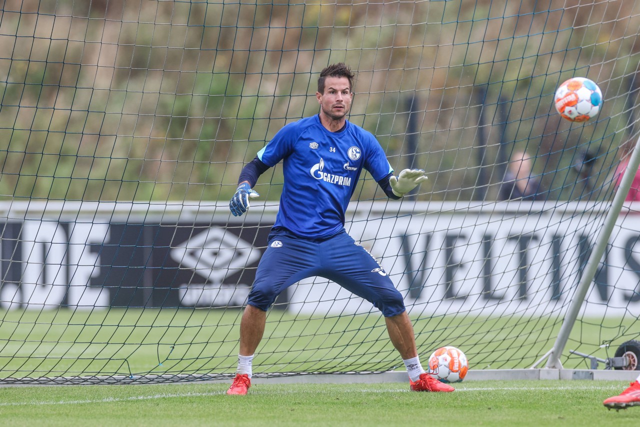 Wird Monate dauern, bis Michael Langer im Schalker Tor wieder Bälle abwehren kann.