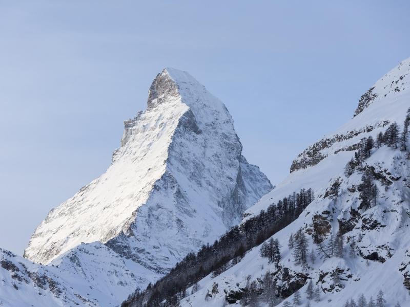 Mit dem bloßen Auge zu sehen ist es nicht. Doch der Gipfel des Matterhorns bewegt sich in gut zwei Sekunden um wenige Nano- bis Mikrometer.