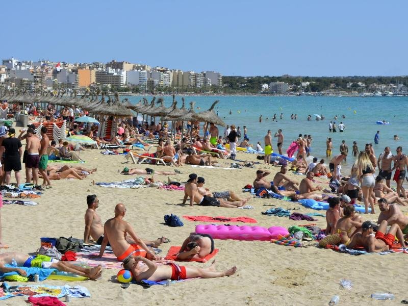 Mit vollen Stränden müssen Mallorca-Urlauber auch im Sommer 2018 rechnen - die Baleareninsel boomt weiterhin.