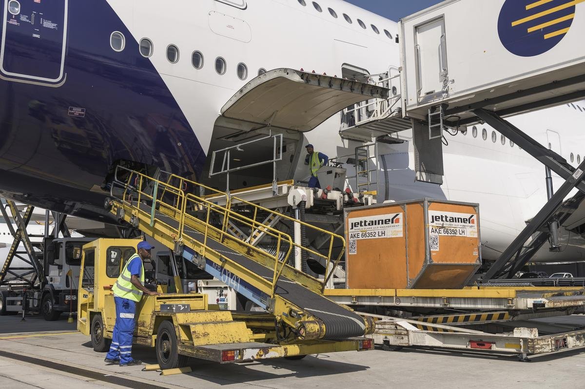 Mitarbeiter von Fraport verladen auf dem Vorfeld des Flughafen Frankfurt eine Box in einen Airbus A380. Zu Beginn der Corona-Pandemie kam der Flugverkehr fast vollständig zum Erliegen, viele Beschäftigte in der Branche suchten sich neue Jobs. Jetzt wird wieder geflogen, die Branche sucht Fachkräfte - doch die zu finden, dürfte knifflig werden.