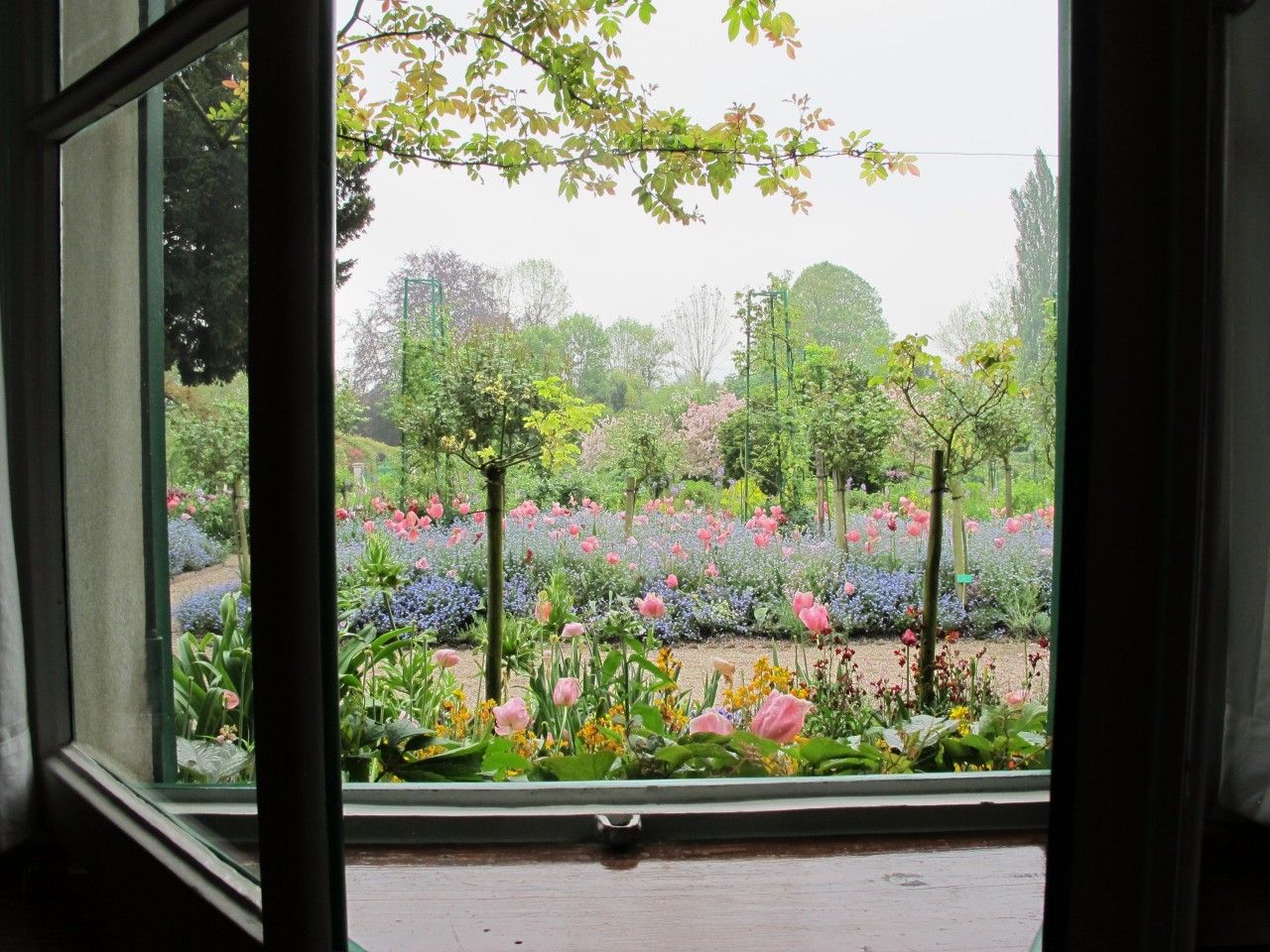 Die farbenprächtigen Blumenbeete im Garten des impressionistischen Malers Monet hinterlassen einen bleibenden Eindruck beim Besucher.