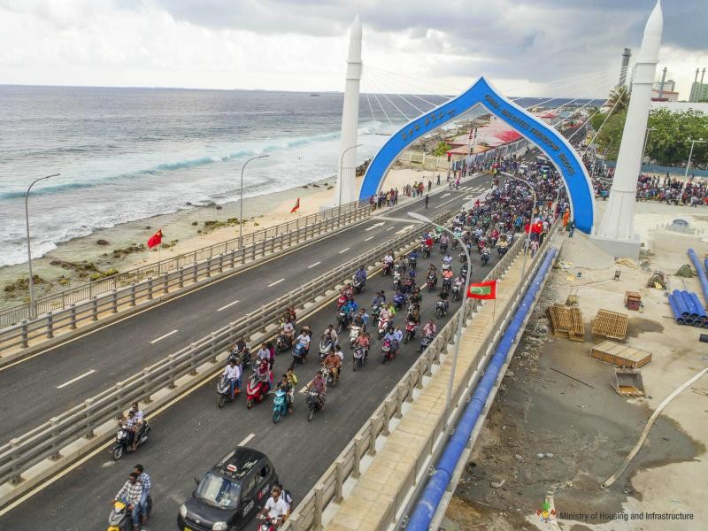 Motorroller rattern über die Sinamalé-Brücke, die Malé mit der Insel Hulhulé verbindet.