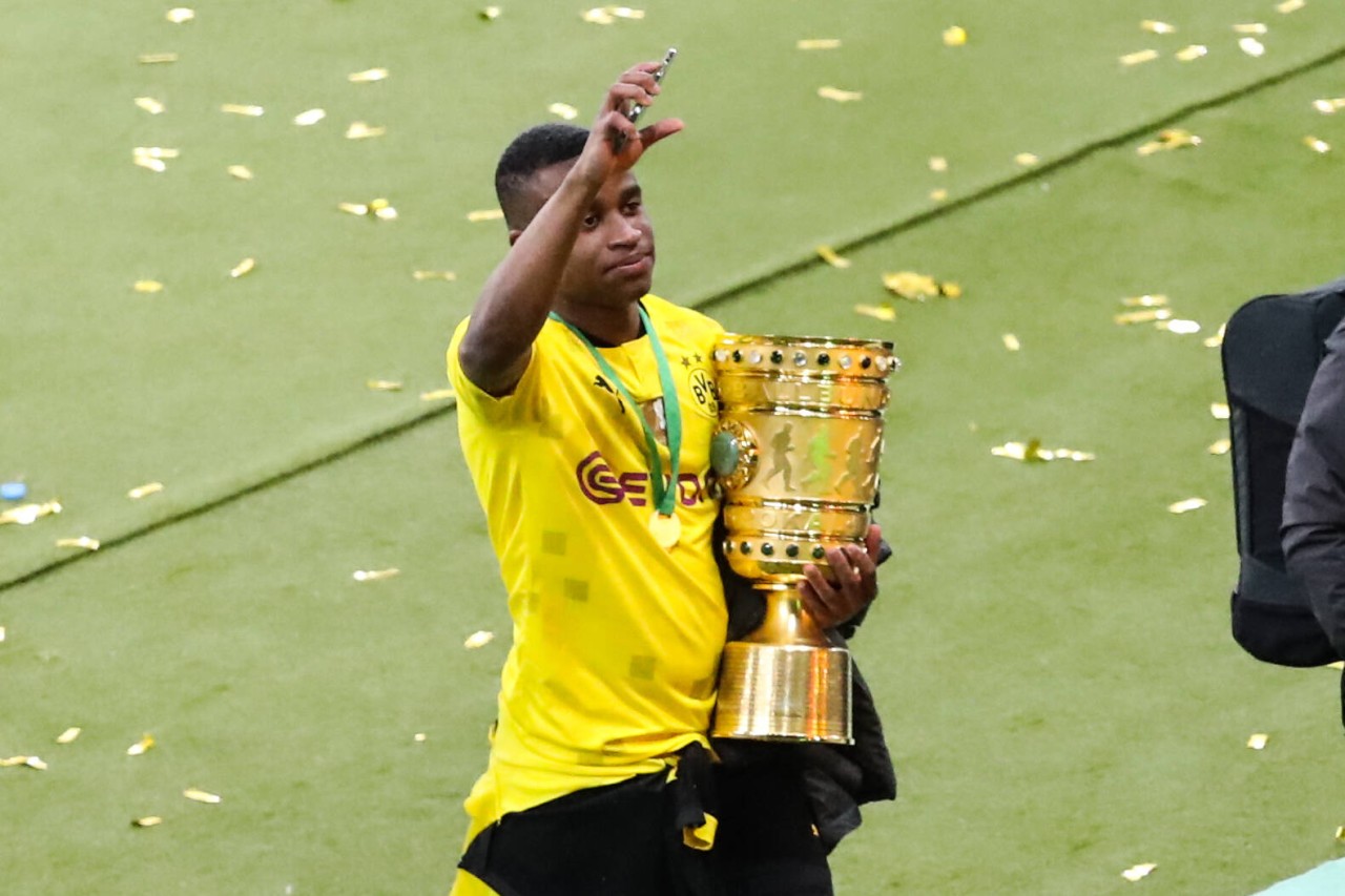 Trotz Verletzung feierte Moukoko den Gewinn des DFB-Pokals kräftig mit.