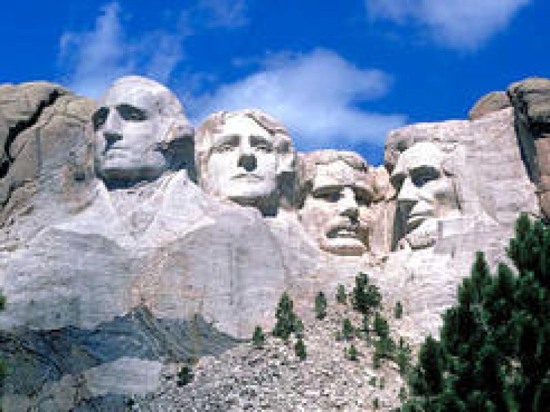 Am Mount Rushmore sind die Köpfe der Präsidenten George Washington, Thomas Jefferson, Theodore Roosevelt und Abraham Lincoln verewigt.