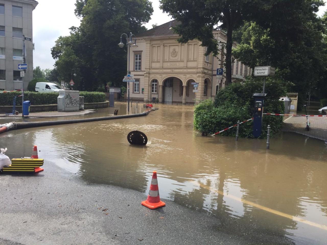 Mülheim: Das Wasser der Ruhr erreichte am Donnerstag die Innenstadt, die Straße am Casino war komplett überflutet.
