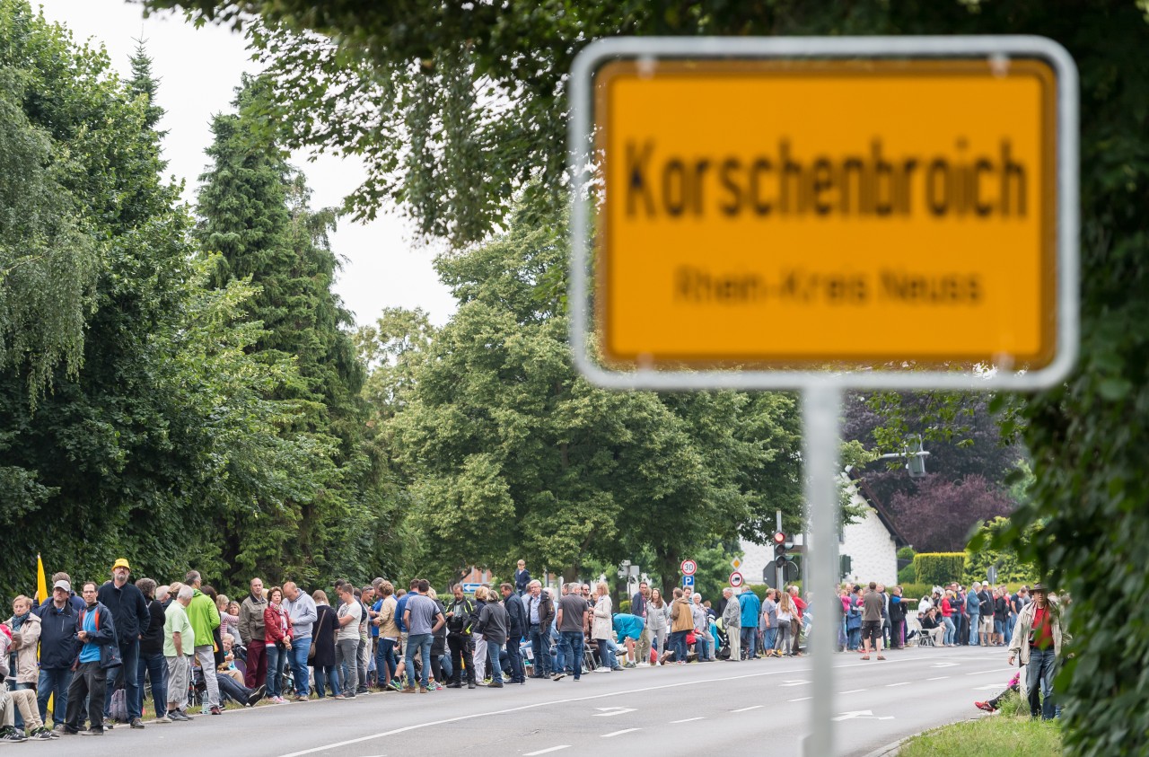NRW: In Korschenbroich wurde eine Straße umbenannt. Diese Aufnahme zeigt das Ortseingangsschild bei der Durchfahrt der Tour de France in der Gemeinde im Jahr 2017.