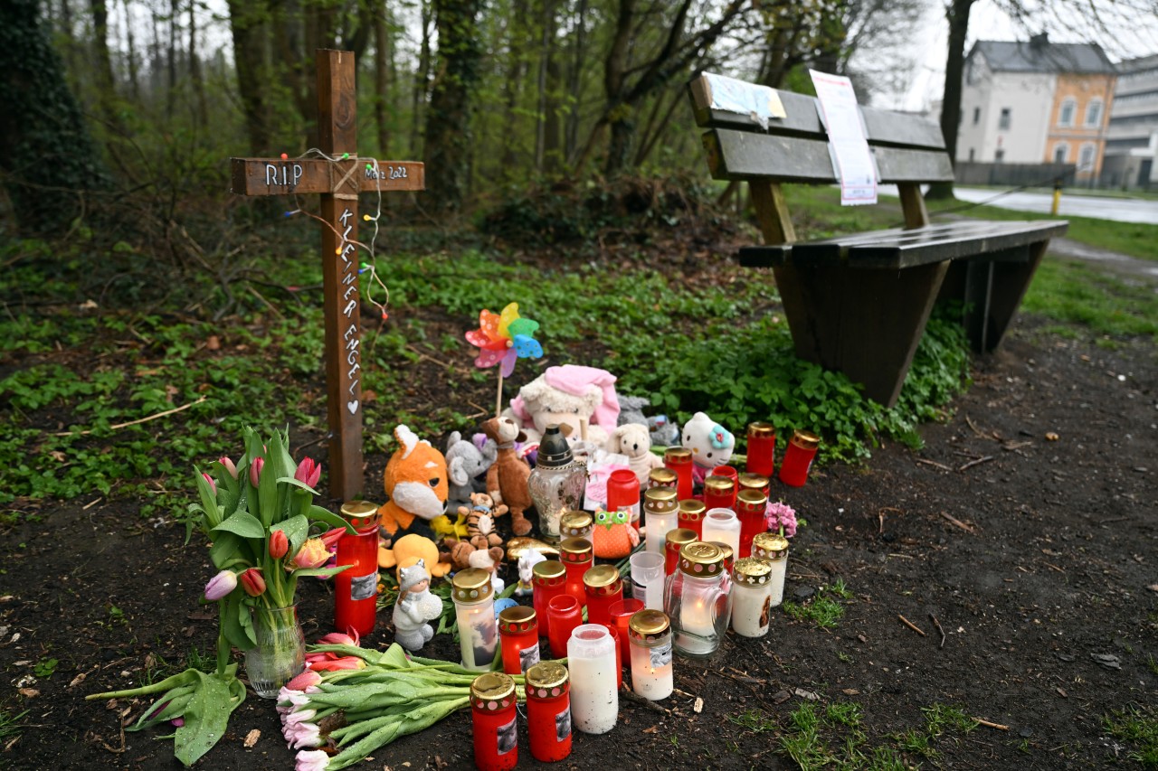 NRW: Am Fundort der Baby-Leiche brachten die Menschen ihre Trauer mit Blumen, Kerzen und Plüschtieren zum Ausdruck.