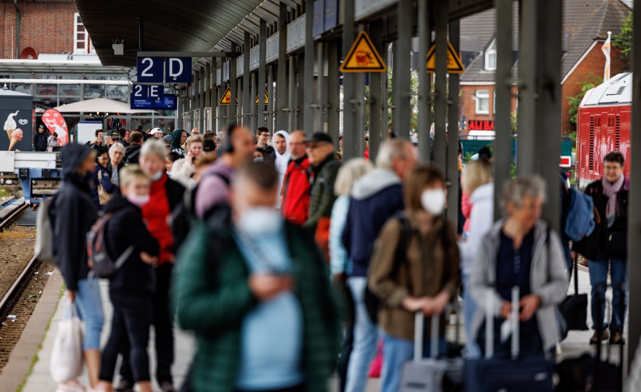 Deutsche Bahn in NRW: An Pfingsten herrschte Chaos auf den Bahnhöfen - das soll nicht wieder passieren. (Symbolbild)