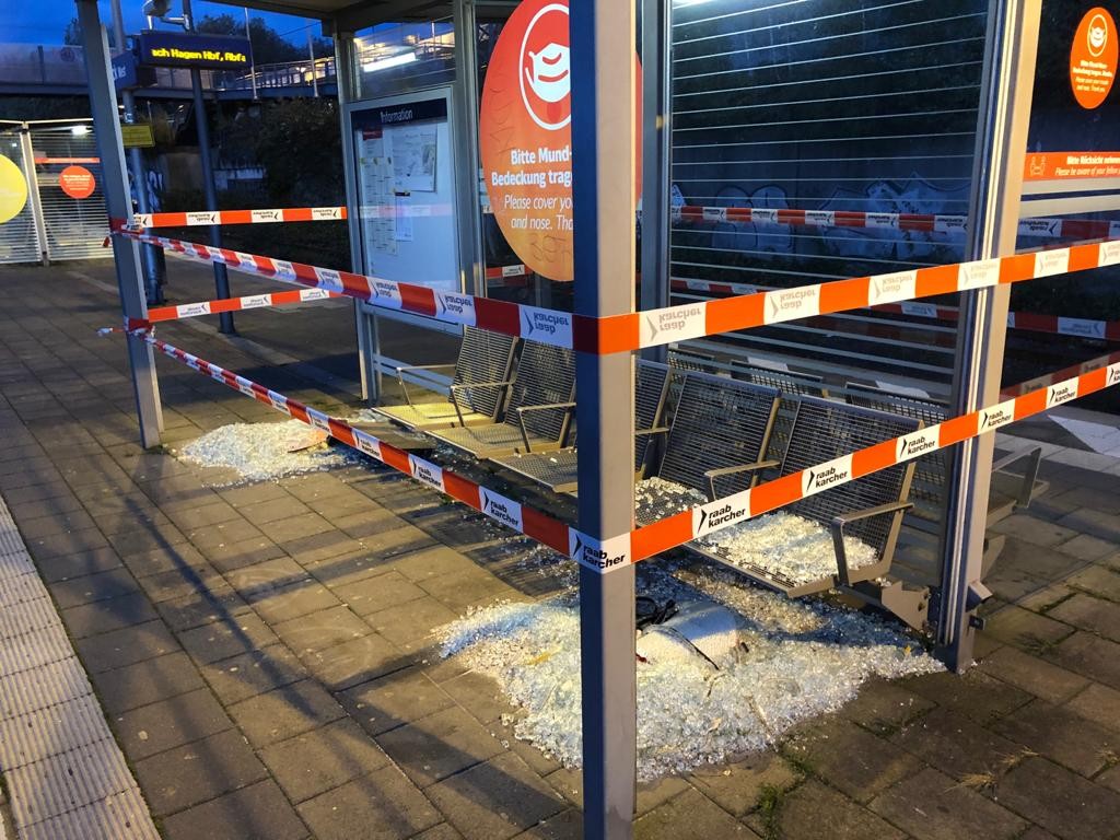 NRW: Zwei Scheiben des Unterstandes wurden zerstört.