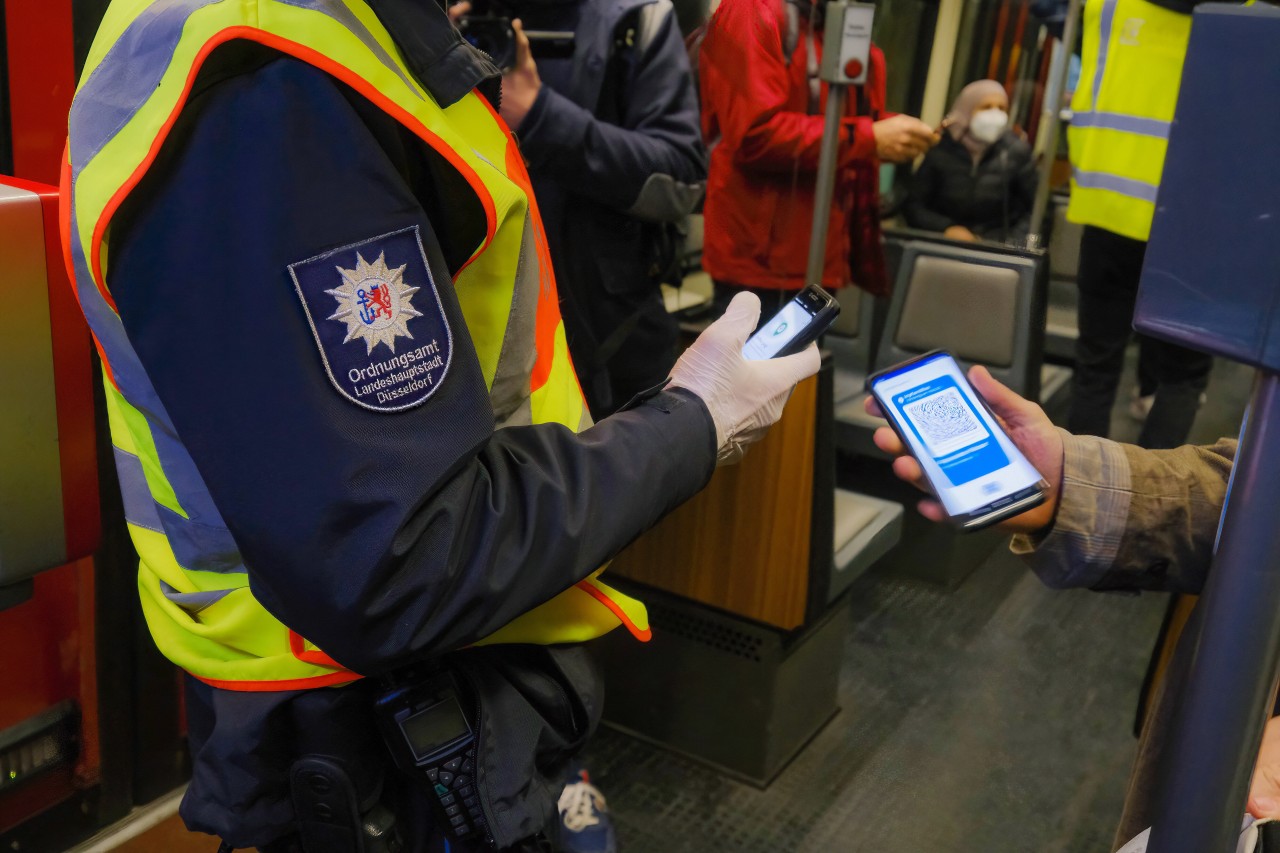 In NRW kontrollierte das Ordnungsamt in Bus und Bahn, ob sich die Fahrgäste an die 3G-Regeln halten. (Symbolbild)