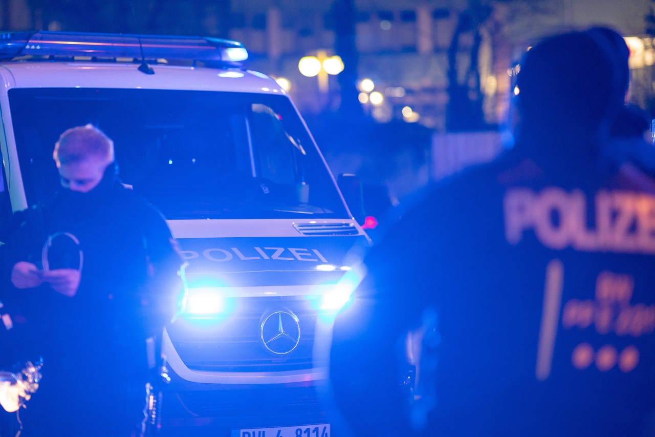 In NRW sucht die Polizei nach einem bewaffneten Räuber. (Symbolbild)