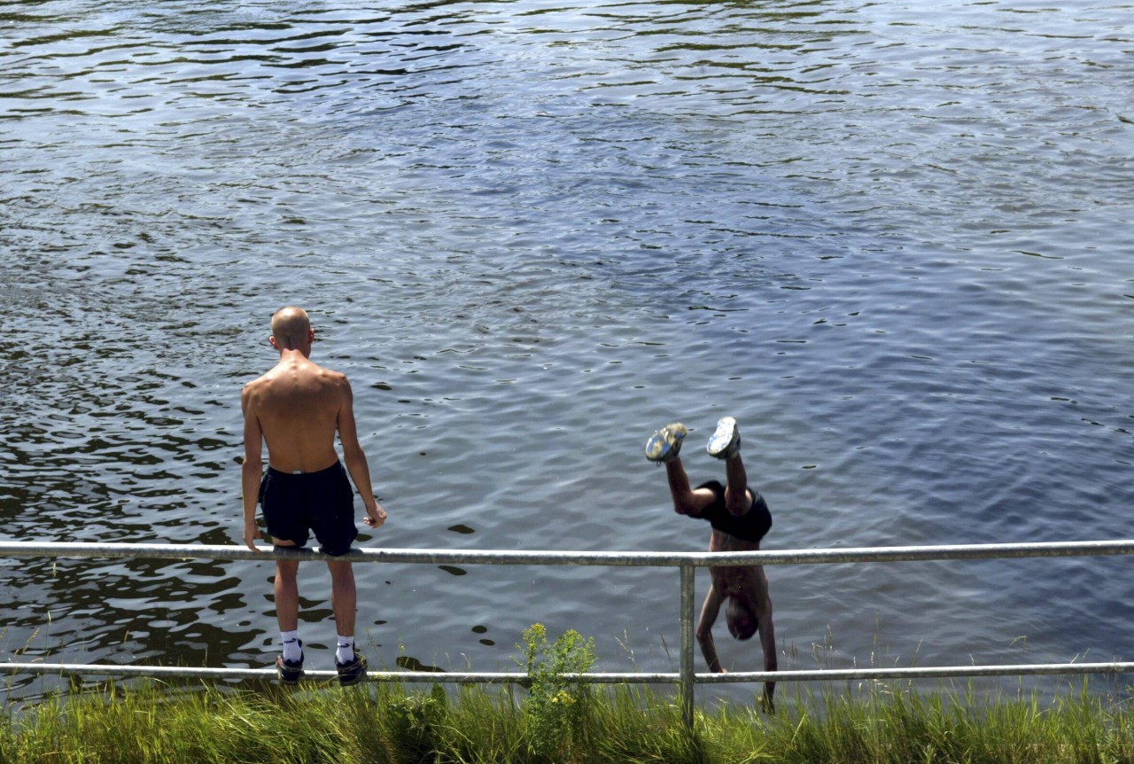In NRW ist ein Mann im Rhein schwimmen gegangen. Und nie wieder aufgetaucht (Symbolbild).