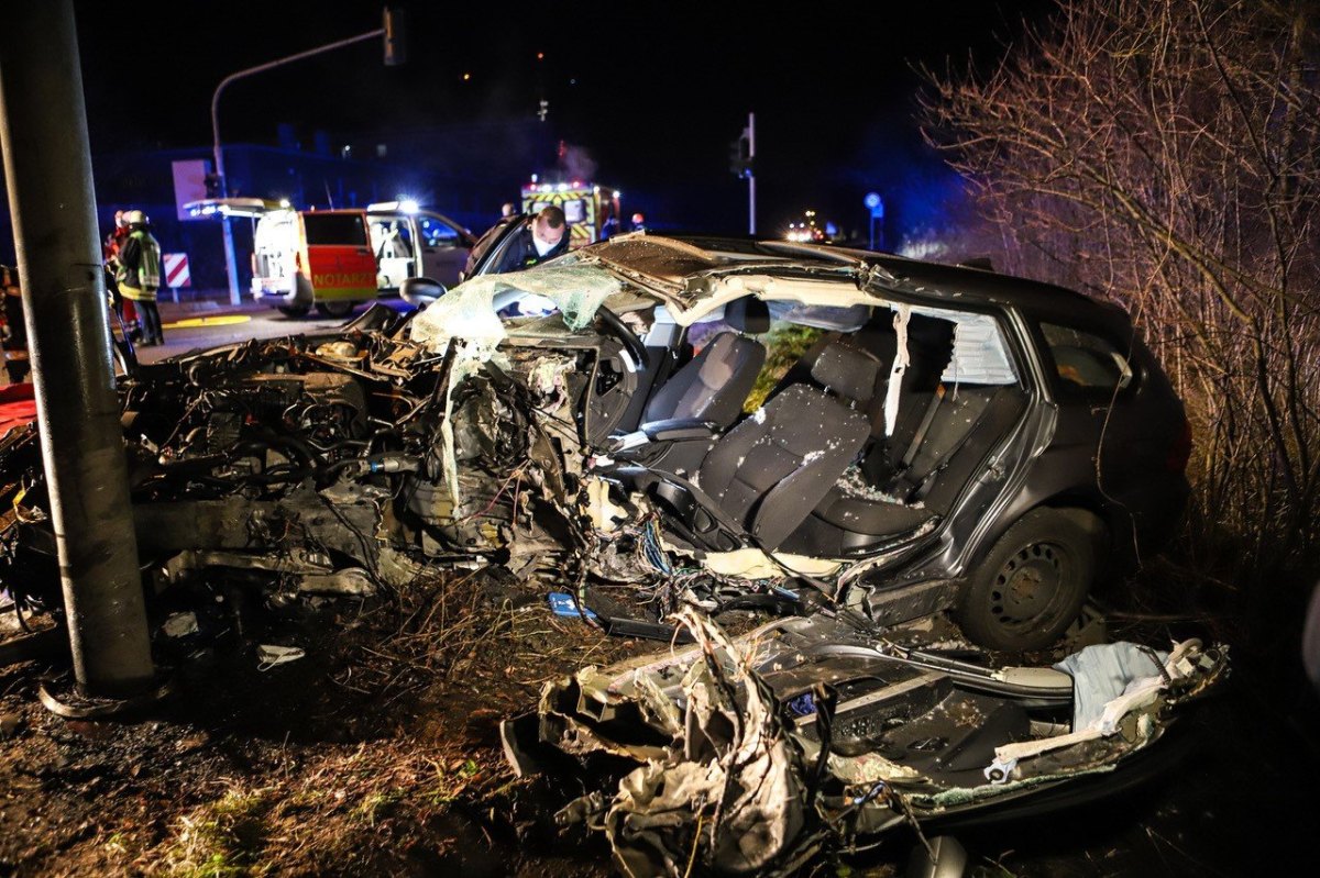 NRW: Schrecklicher Unfall! Bmw-Fahrer rast gegen Ampel – Rettungshubschrauber im Einsatz