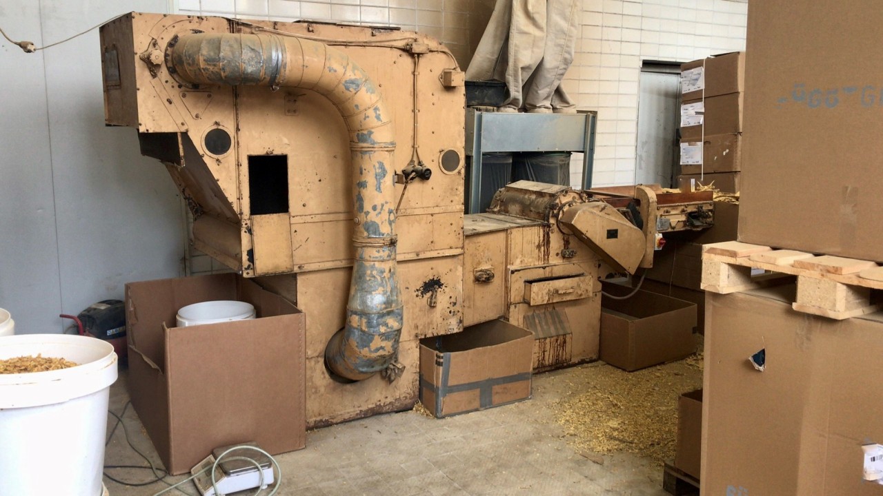 Das technische Hilfswerk half dem Zoll Essen beim Abbau der schweren Maschinen in der Lagerhalle in NRW.