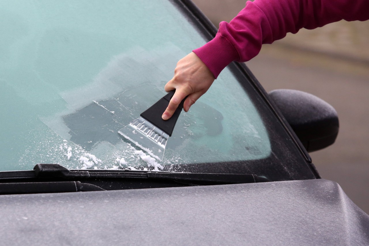 Kratzen war gestern: Mit diesen Tricks hältst Du die Autoscheiben frei