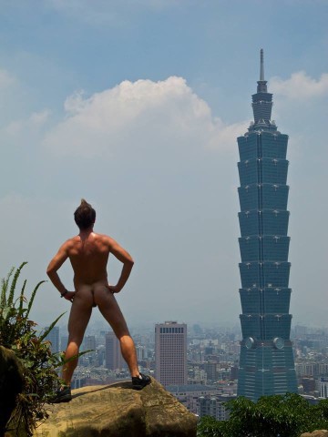Kaminski vor dem Wolkenkratzer Taipei 101 in Taiwan.