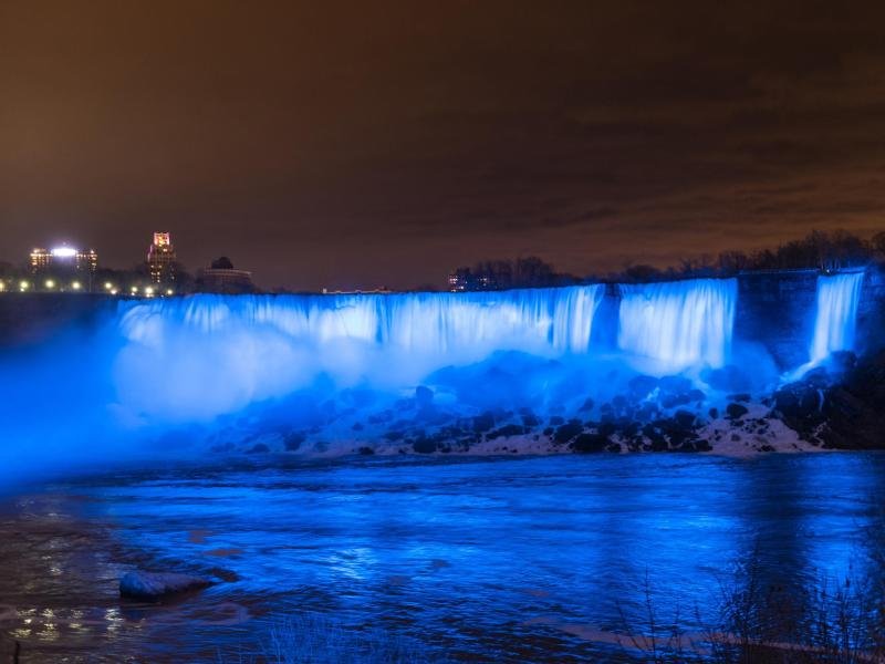 Nächtliches Lichtspektakel: Die Niagarafälle leuchten nun dank neuer LED-Technik noch kräftiger.