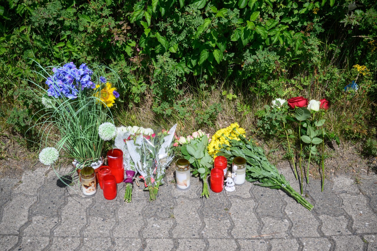 Niedersachsen: An dem Fundort der Leiche der 15-Jährigen sind Blumen niederlegt.