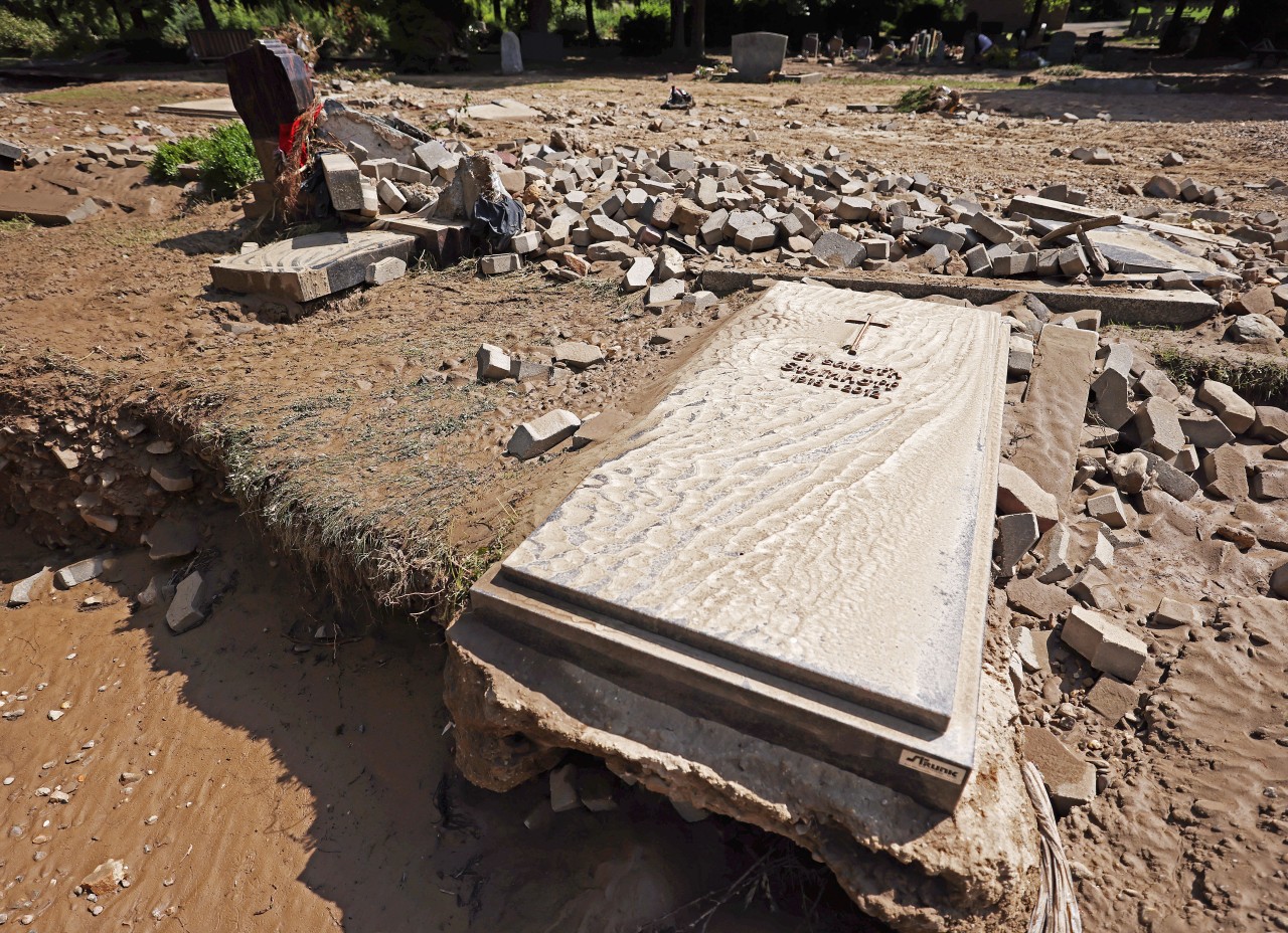 Nordrhein-Westfalen, Bad Münstereifel: Die Grabstätten auf dem Friedhof sind zum Teil weggespült.