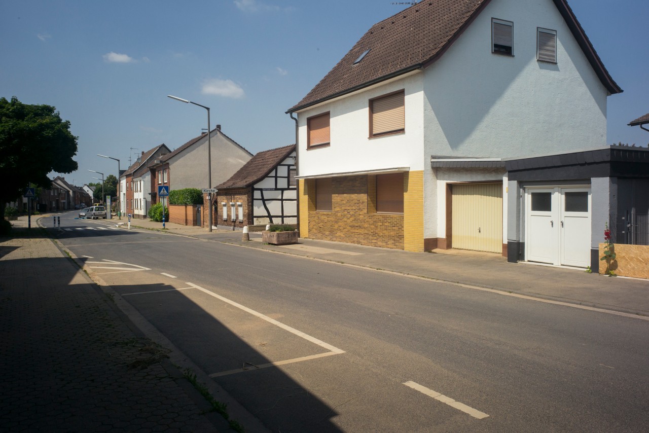 Nordrhein-Westfalen, Erftstadt: Verriegelte Häuser und leere Straßen sind im Stadtteil Blessem zu sehen