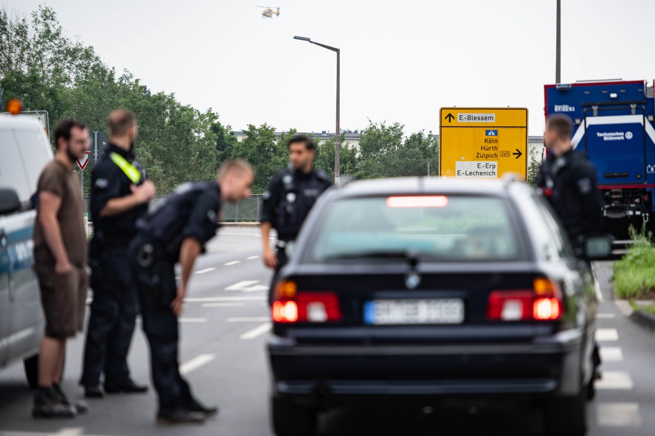 Nordrhein-Westfalen, Erftstadt: Polizisten sperren die Zufahrt zum Ortsteil Blessem ab.