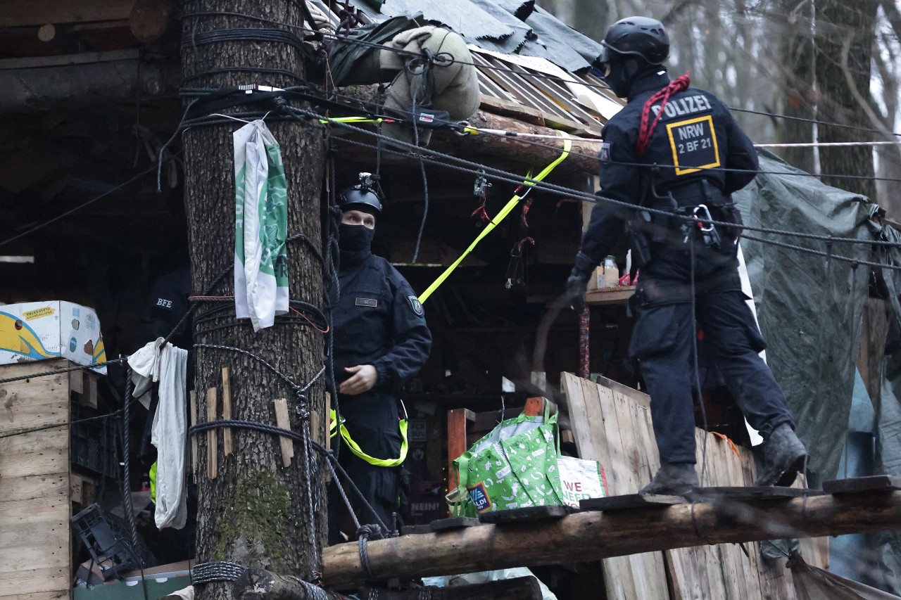 In Wuppertal räumt die Polizei einen Wald, der von Umweltaktivisten besetzt ist.