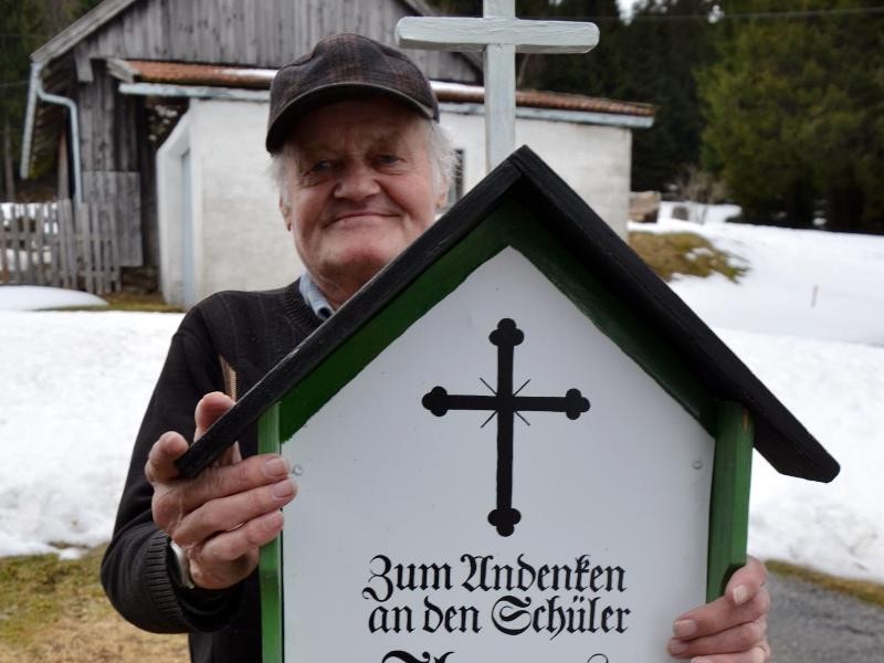 "O traurig ist das Sterben, wenn kurz das Leben war.": Hans Wanninger zeigt das Totenbrett seines Sohnes.