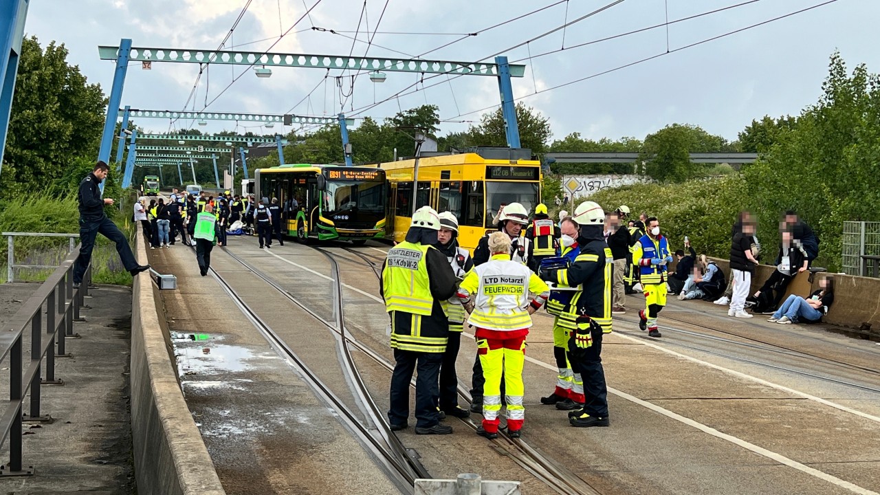 In Oberhausen ist ein Bus mit einer Straßenbahn kollidiert.