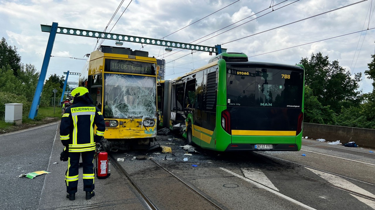 Oberhausen: Straßenbahn und Linienbus sind nach dem Unfall schwer beschädigt.