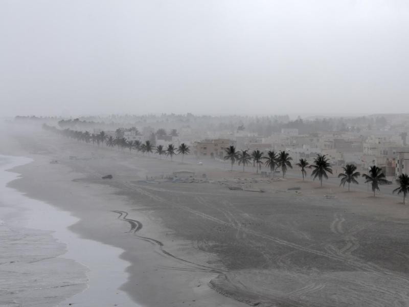 Rau und trübe sieht das Meer bei Salalah in der Regenzeit aus - und ziemlich atmosphärisch.